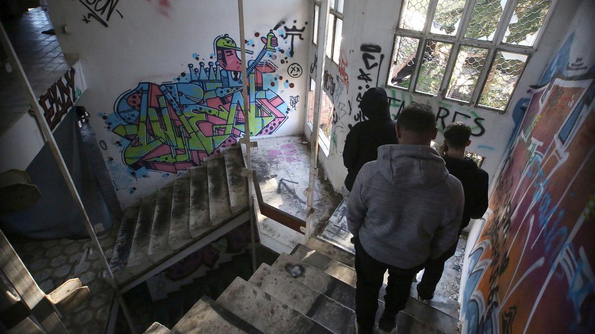 Fotos del antiguo convento de las Agustinas en Aranzadi, en ruinas, donde malviven decenas de personas