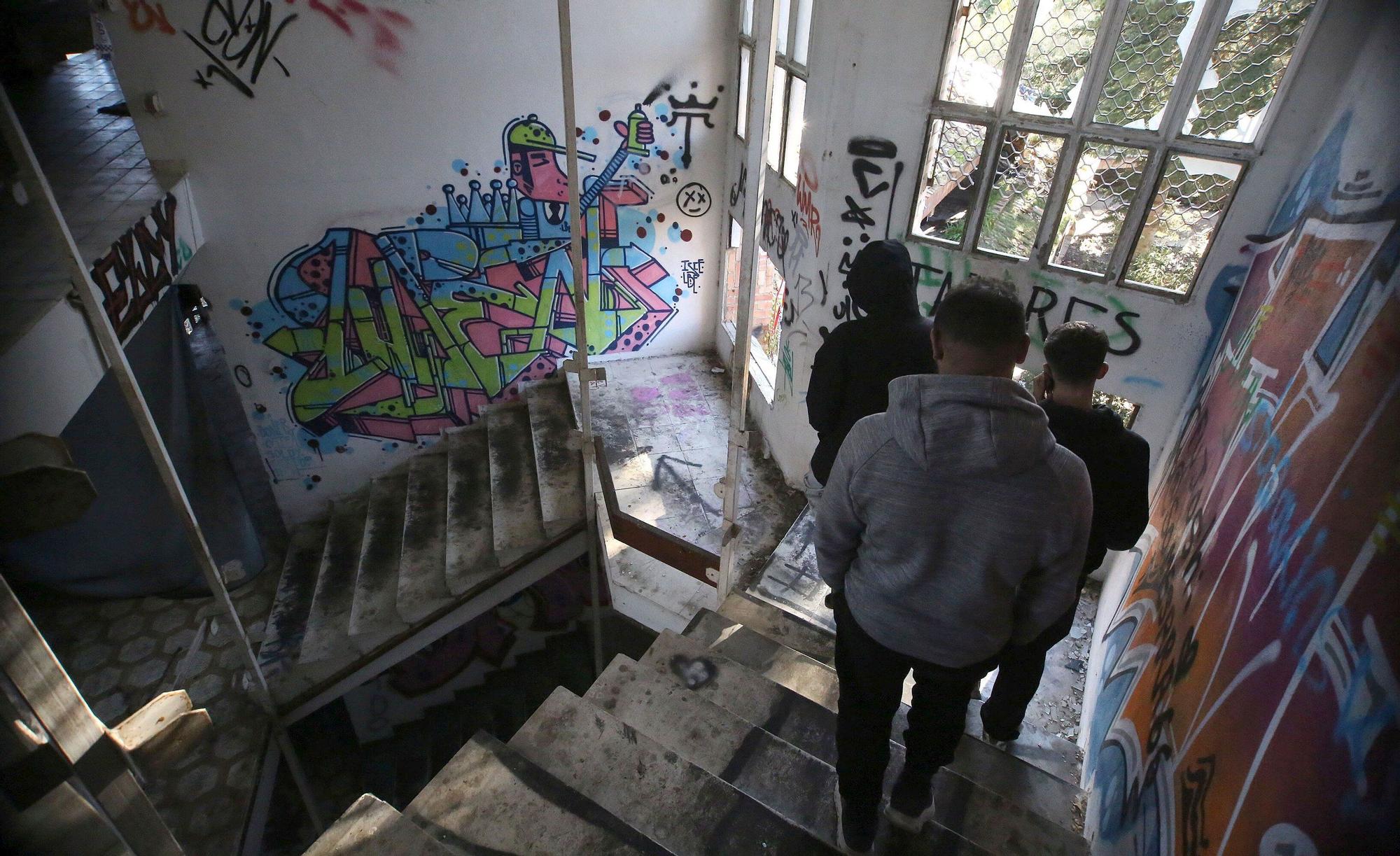 Fotos del antiguo convento de las Agustinas en Aranzadi, en ruinas, donde malviven decenas de personas