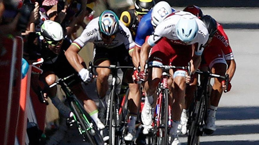Peter Sagan sacó el codo derecho durante el sprint y derribó a Cavendish, por lo que fue expulsado del Tour de Francia.