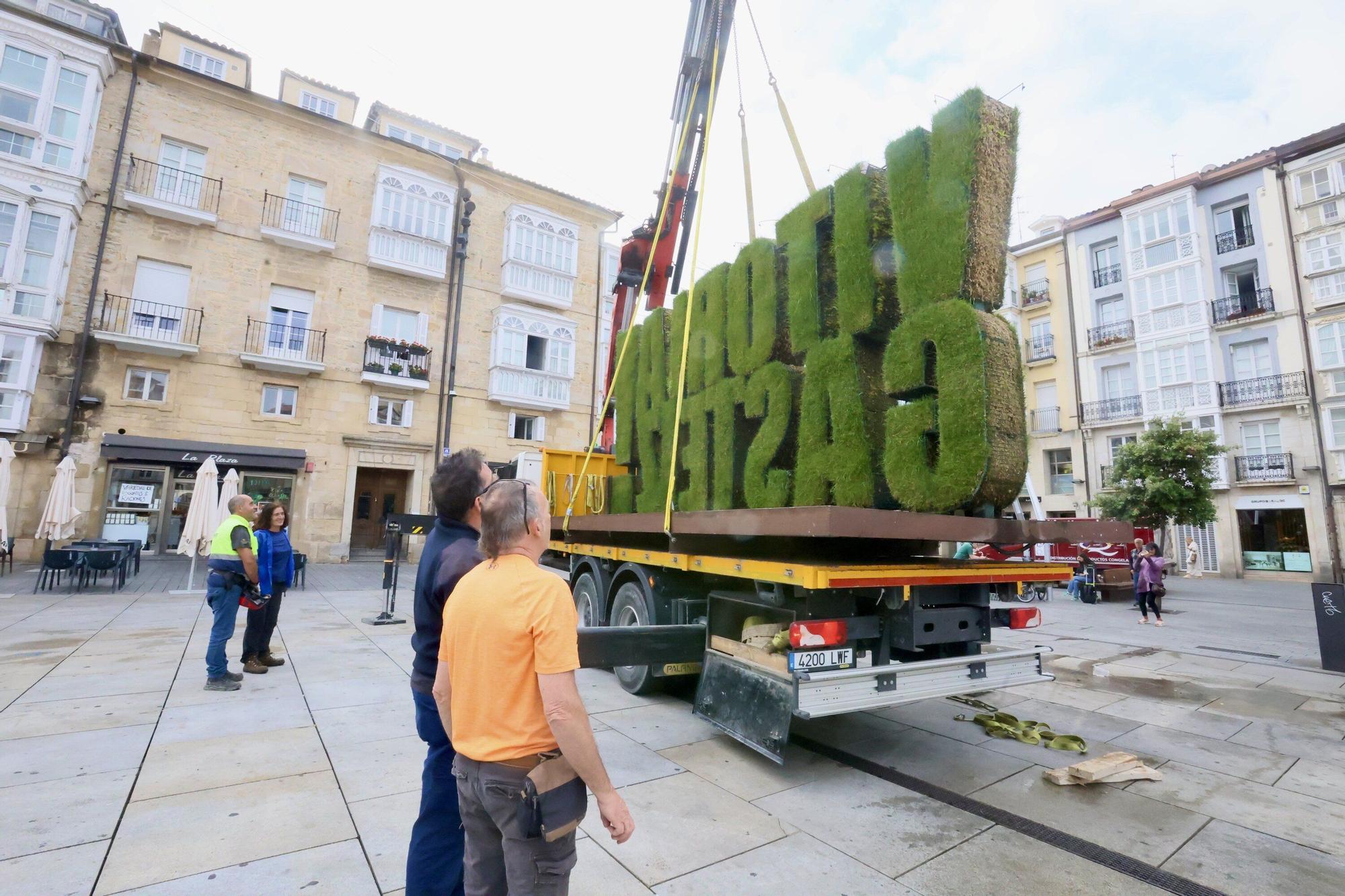 Retirada estatua vegetal de la Virgen Blanca con motivo de las fiestas de Vitora-Gasteiz
