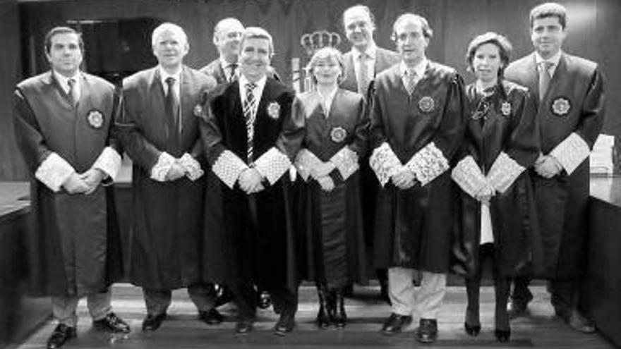 De izda. a dcha: los jueces Edilberto Esteban Iglesias, Ernesto Vitallé, Joaquín Galve, Juan Manuel Fernández, Esther Erice, Ildefonso Prieto, el fiscal Javier Muñoz, la secretaria del TSJN, Mercedes Vitriáin y el magistrado Fermín Otamendi.