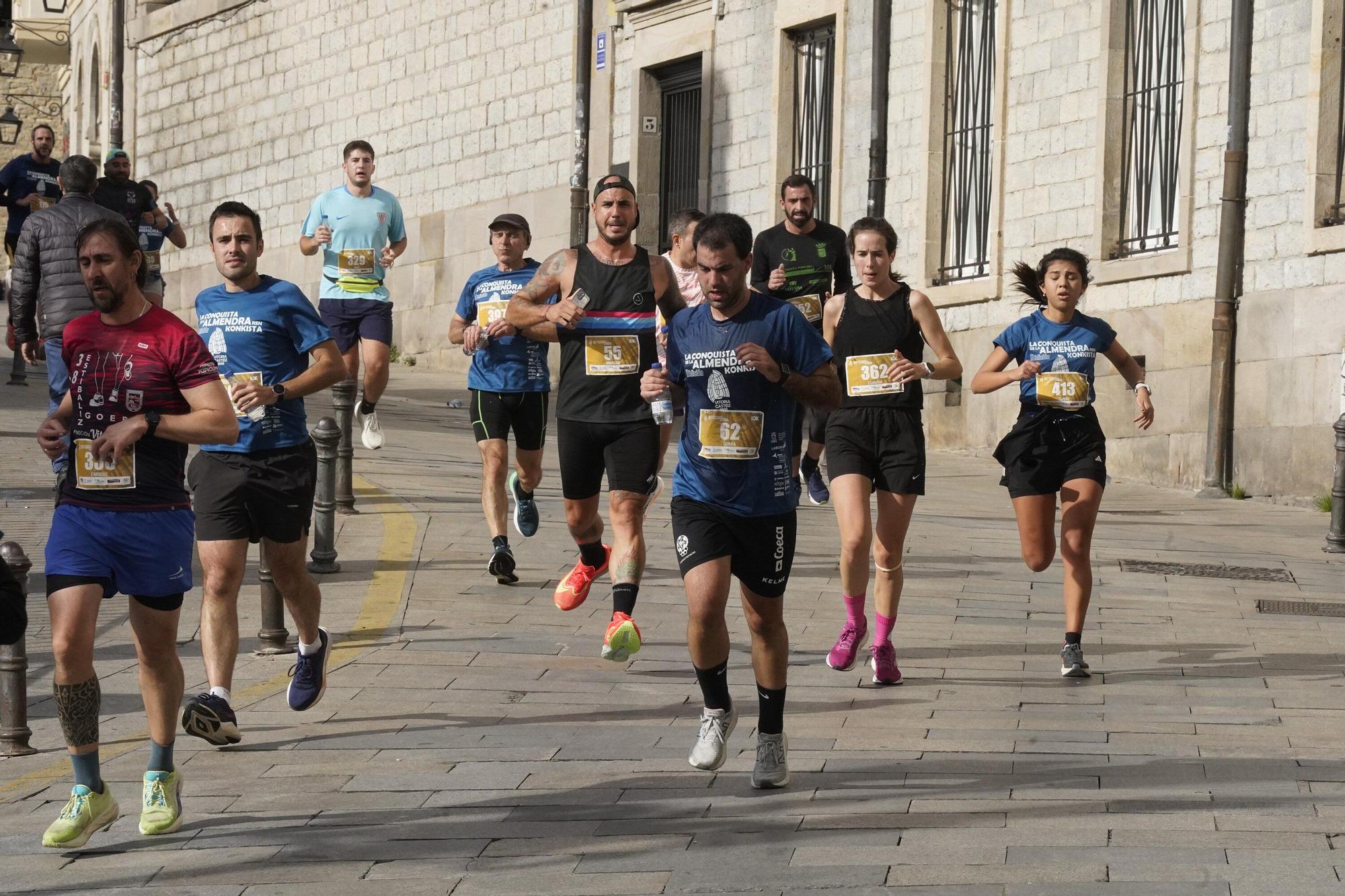 En imágenes: Miles de personas conquistan la Almendra de Gasteiz