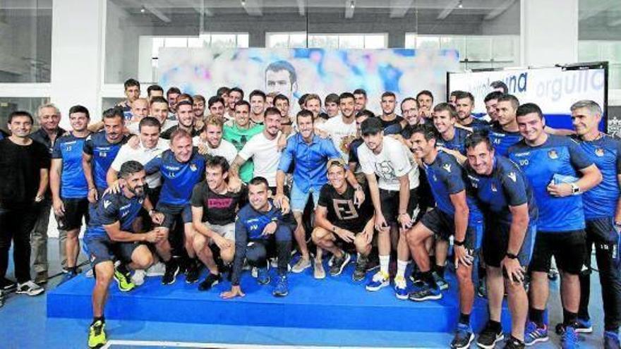 Imanol Agirretxe posando con la plantilla