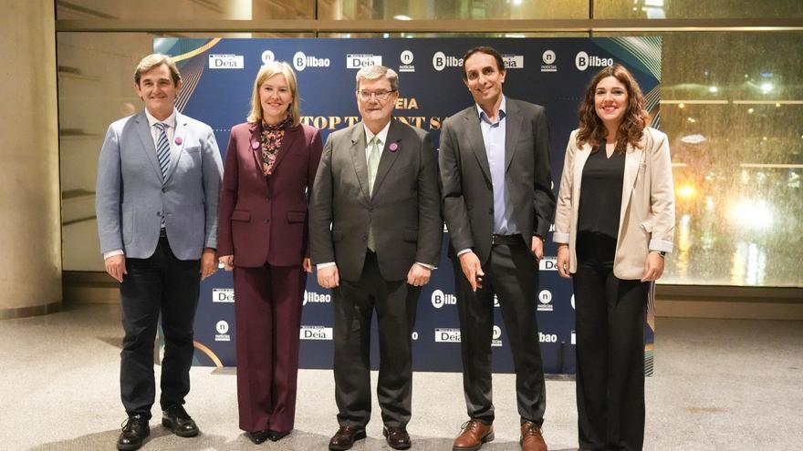 Fuerte aplauso para gente de habilidades extraordinarias en lo Top Talent Sariak