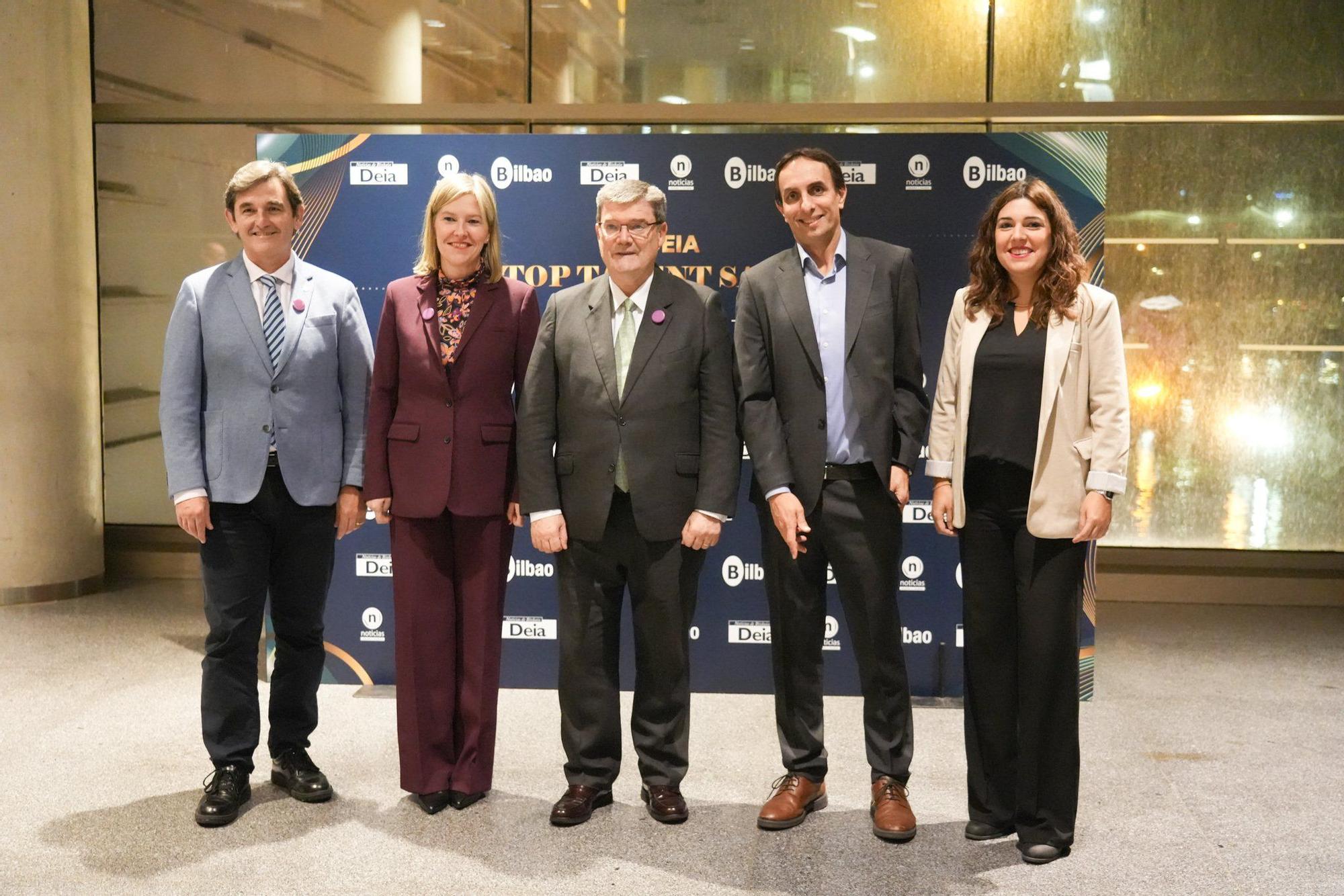Aner Izagirre; la presidenta de JJ.GG. de Bizkaia, Ana Otadui, el alcalde de Bilbao, Juan Mari Aburto; el director gerente de Editorial Iparraguire, Ibon Mujika, y Sara Cortés.