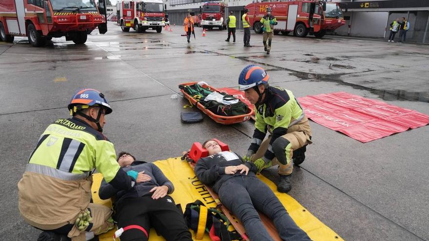 El aeropuerto de Hondarribia simula un accidente aéreo con 23 pasajeros y 4 tripulantes