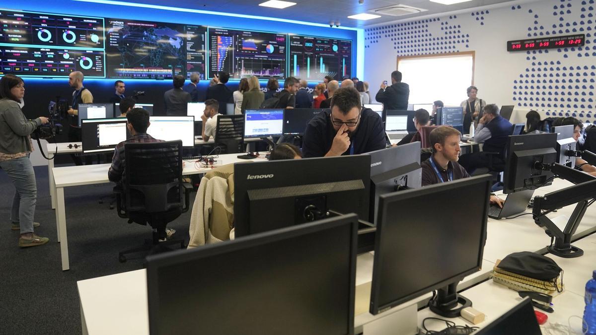 Empleados en el nodo de ciberseguridad de Ibermática en Donostia.