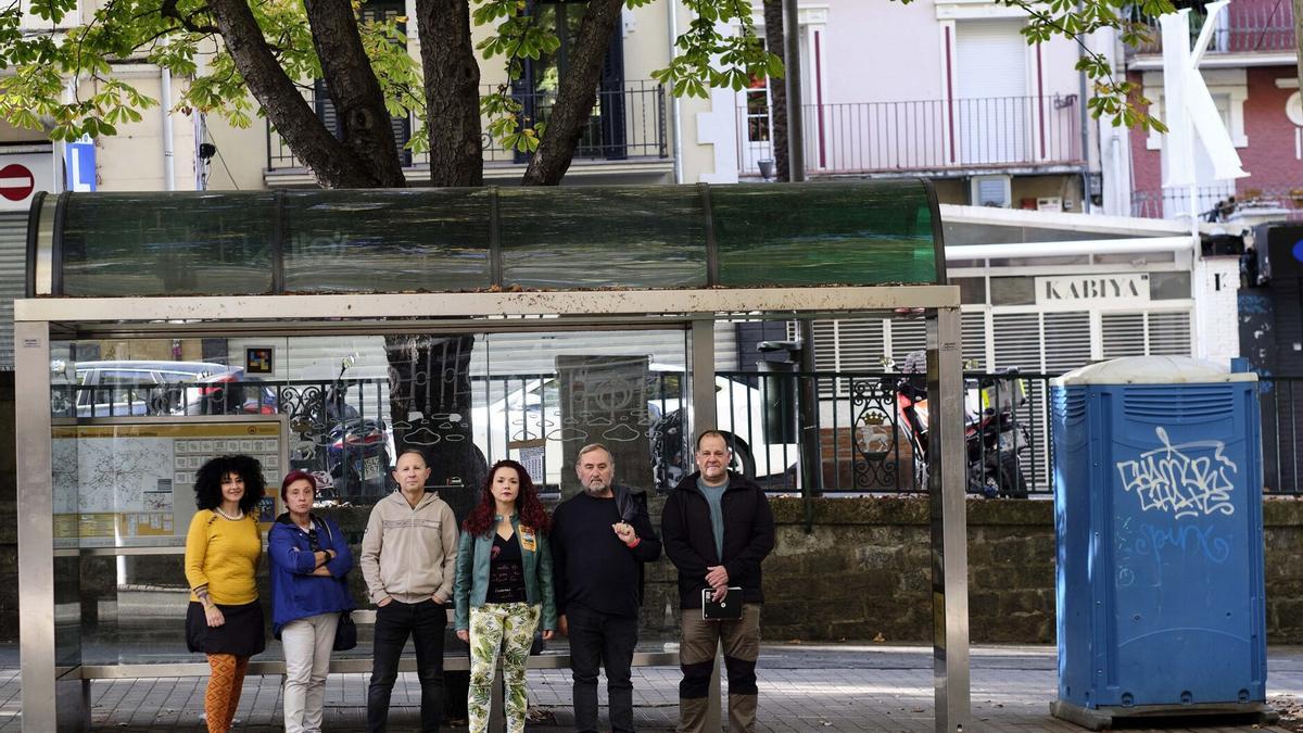 Conductores de las villavesas junto a un baño portátil, estilo caseta de obra, instalado por Mancomunidad durante la pandemia.