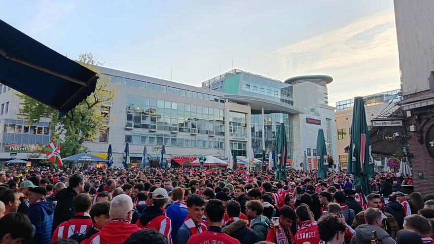 Una marea del Athletic ‘toma’ las calles de Dortmund