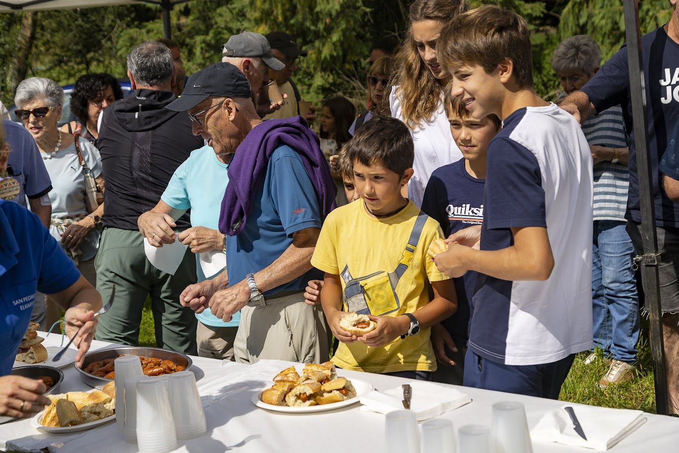 Sol y buen ambiente en la romería de Santumotz de Elgoibar