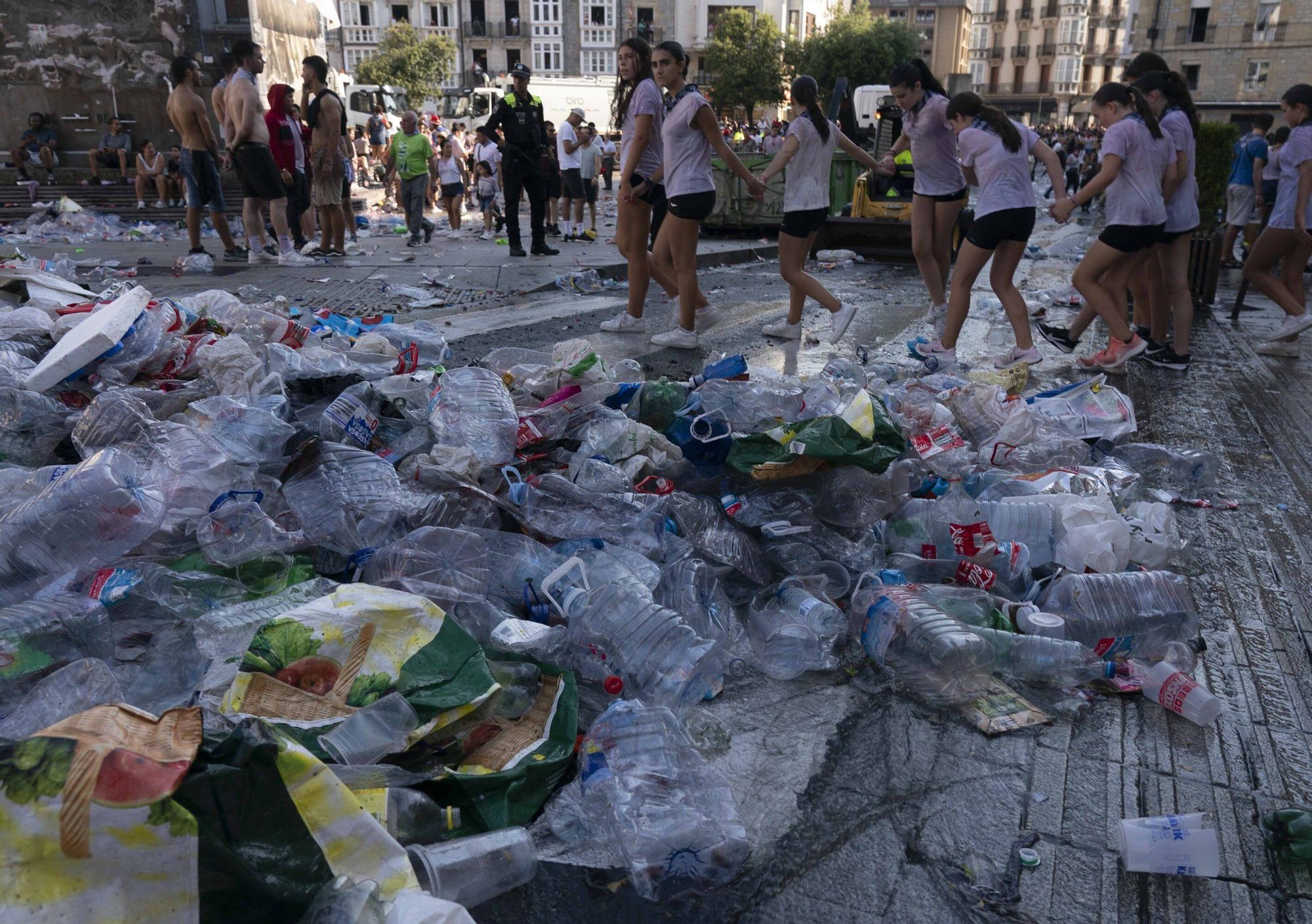 En imágenes: Los servicios de limpieza retiran la basura del txupinazo