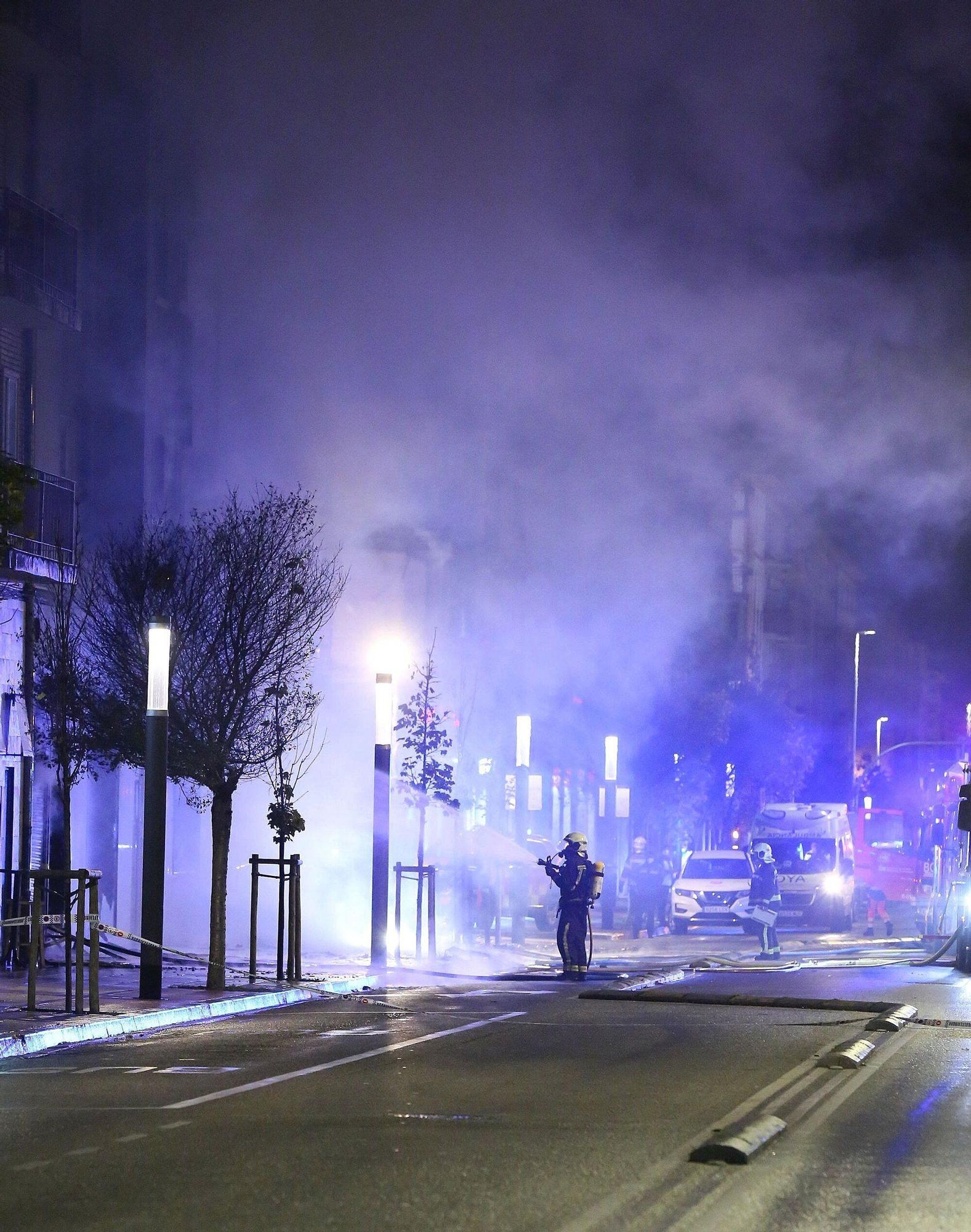 Fotos del incendio de un bazar en la Rochapea