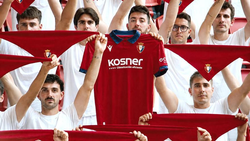 Los aficionados de Osasuna dictan sentencia sobre la nueva camiseta: del "es preciosa" al "me sobra ese detalle"