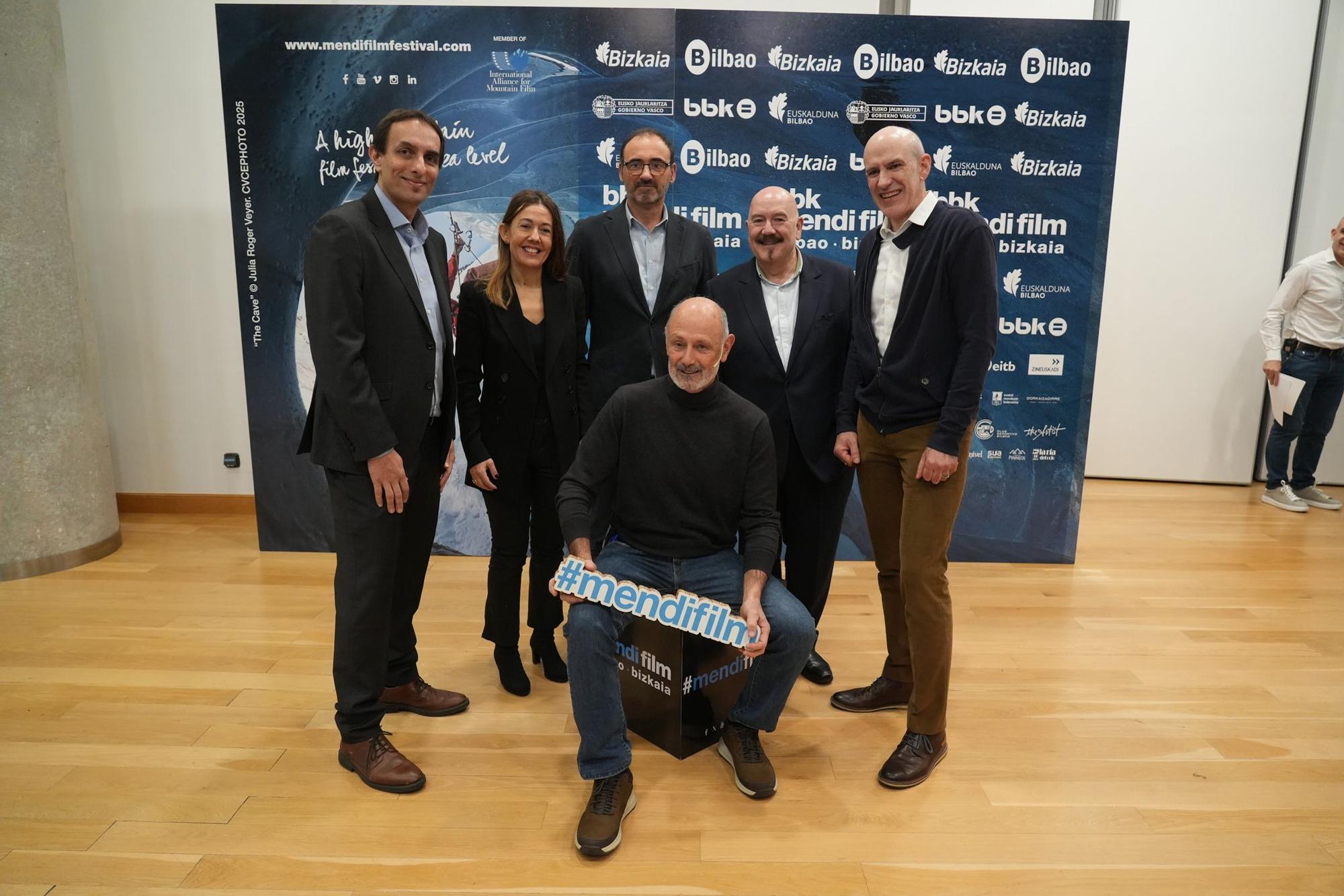 Ibon Mujika, director gerente de DEIA, con Nora Sarasola, directora de la Obra Social de la BBK; Carlos Sergio, director de Deportes de la Diputación Foral de Bizkaia; Iñigo Iturrate, director general del Palacio Euskalduna;  Joselu Blanco, director de Programación de EITB.; y, sentado, Jabier Baraiazarra, director del Mendi Film Fest.