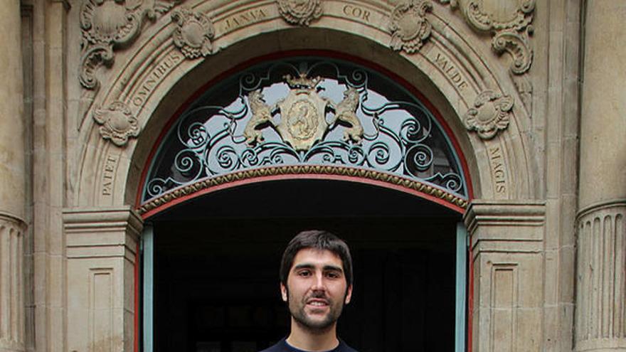 El alicantino Ignacio Doménech, de 25 años, posó ayer con su cartel &#039;Equipazo&#039; delante de la fachada del ayuntamiento de Pamplona.