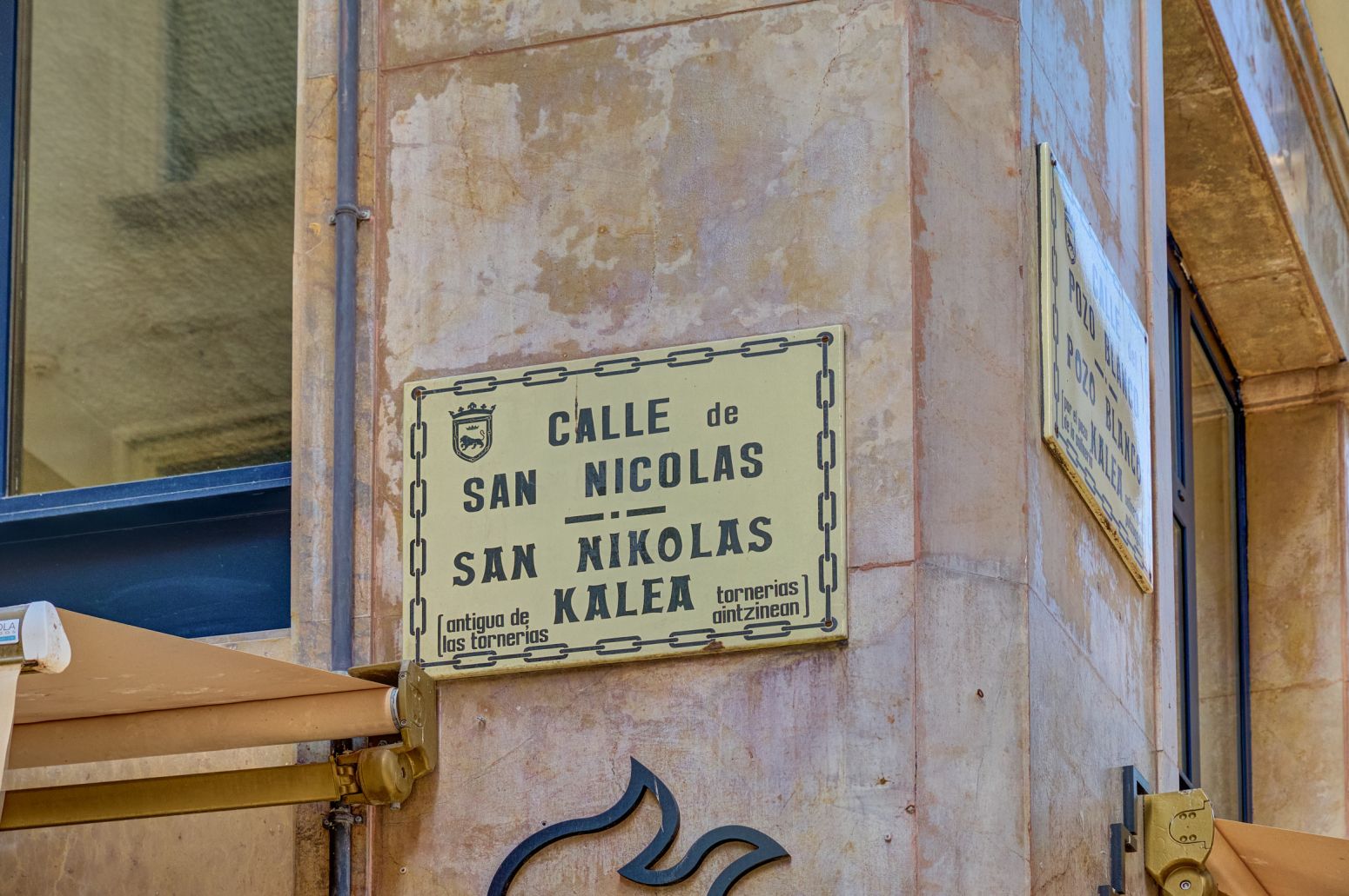 Un ático tríplex con alma en plena calle San Nicolás: vivir el Casco Viejo desde dentro