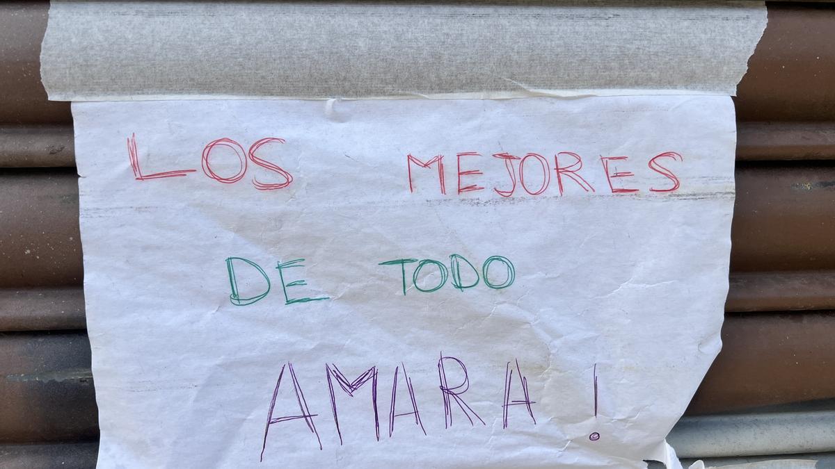 Uno de los mensajes de la persiana