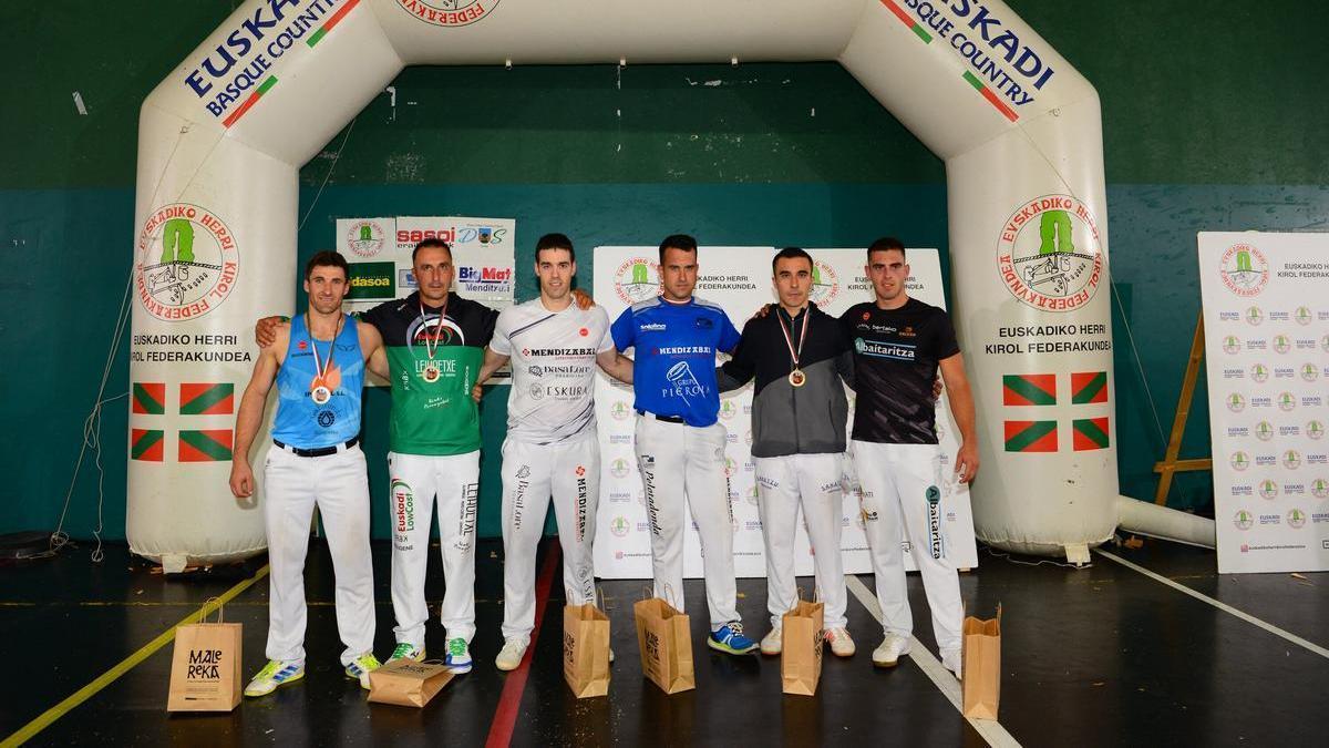 De izquierda a derecha, los seis clasificados: Gabirondo, Zaldua, Txikia, Larrañaga, Ezpeleta e Iker Vicente.
