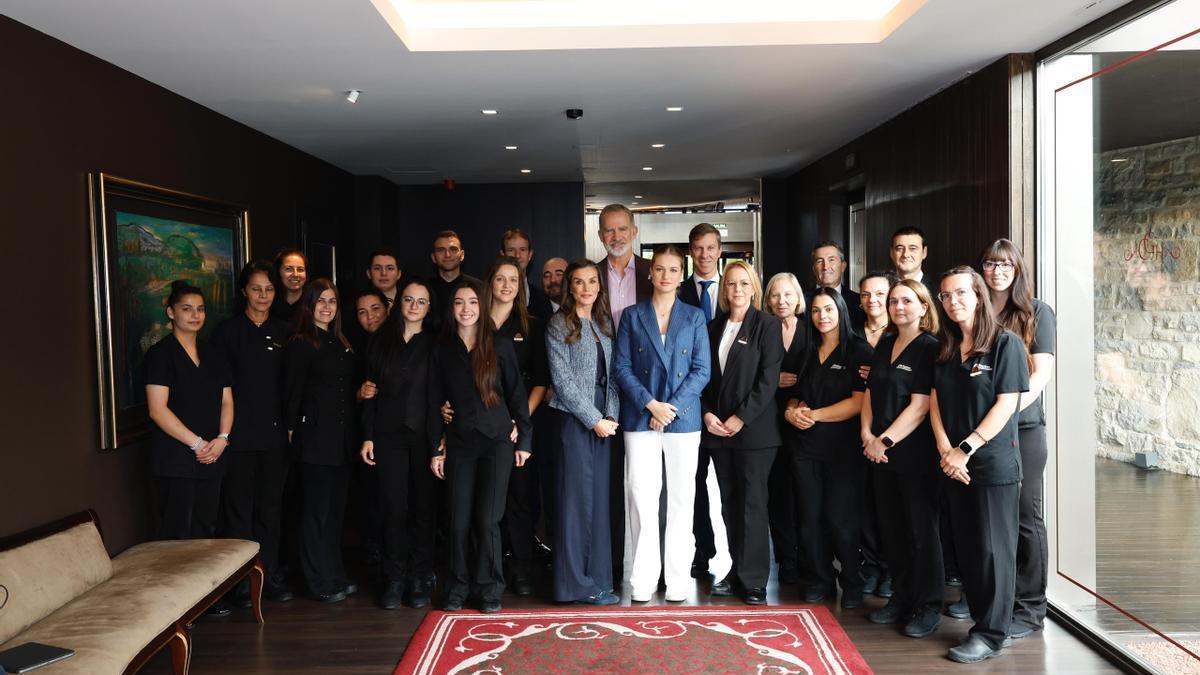 Los Reyes y la princesa Leonor junto al equipo de Hotel Castillo de Gorraiz &amp; Spa
