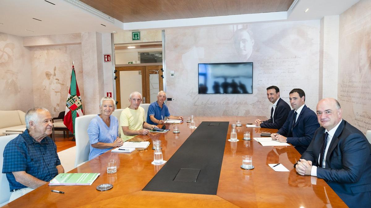 Reunión del Movimiento de Pensionistas de Euskal Herria en la sede del Gobierno Vasco.