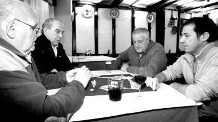 La pareja representante del Bar El Temple, formada por Fermín Etayo y Jesús Urtasun, se enfrentó a los representantes del Bar La Raspa, Jesús Elizalde y Javier Garayoa.