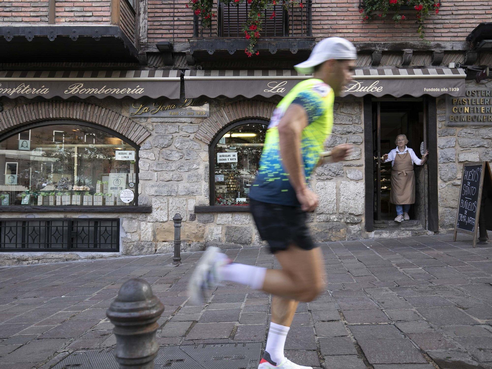 En imágenes: Miles de personas participan en La Conquista de la Almendra