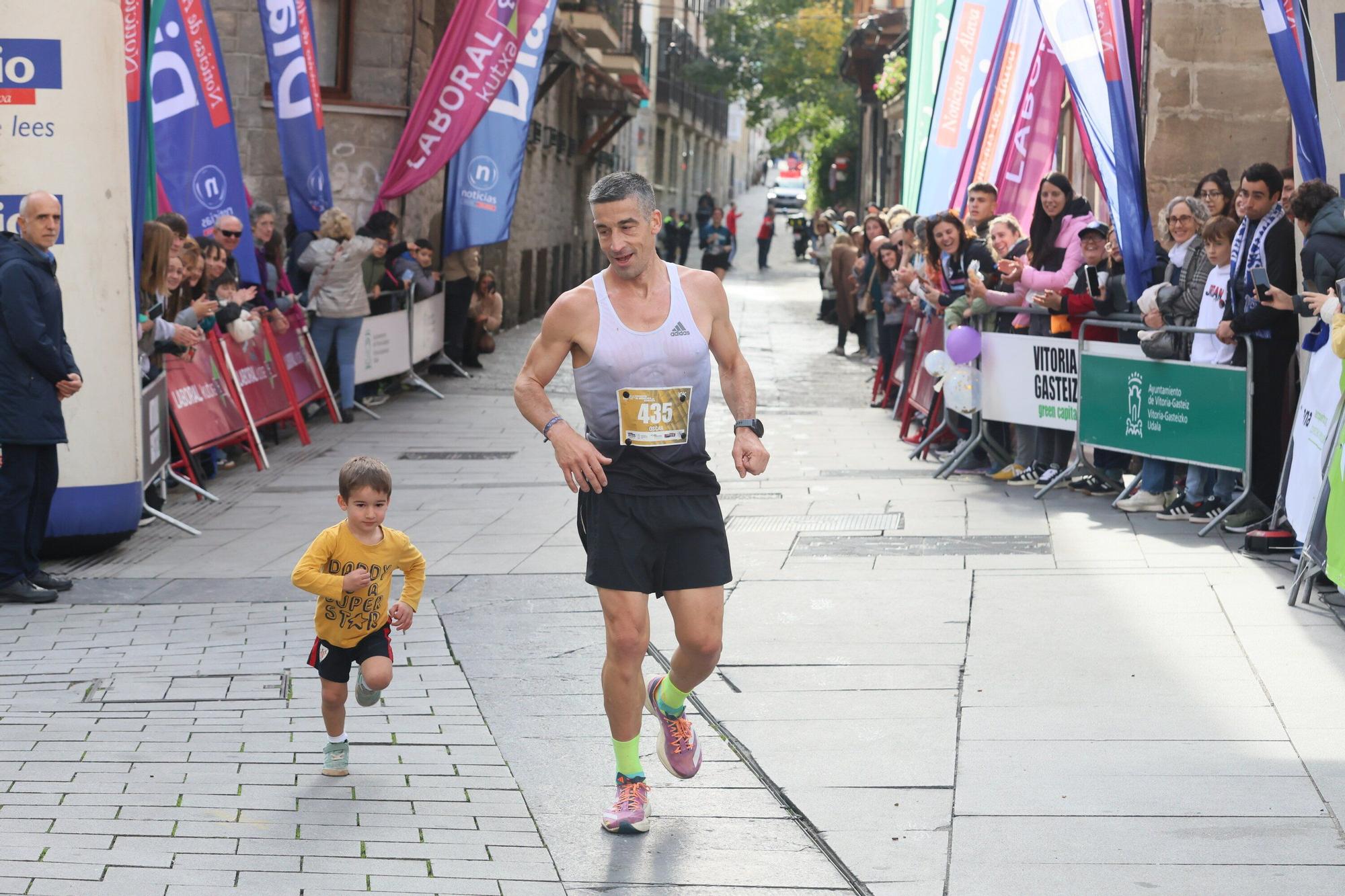 En imágenes: Miles de personas participan en La Conquista de la Almendra