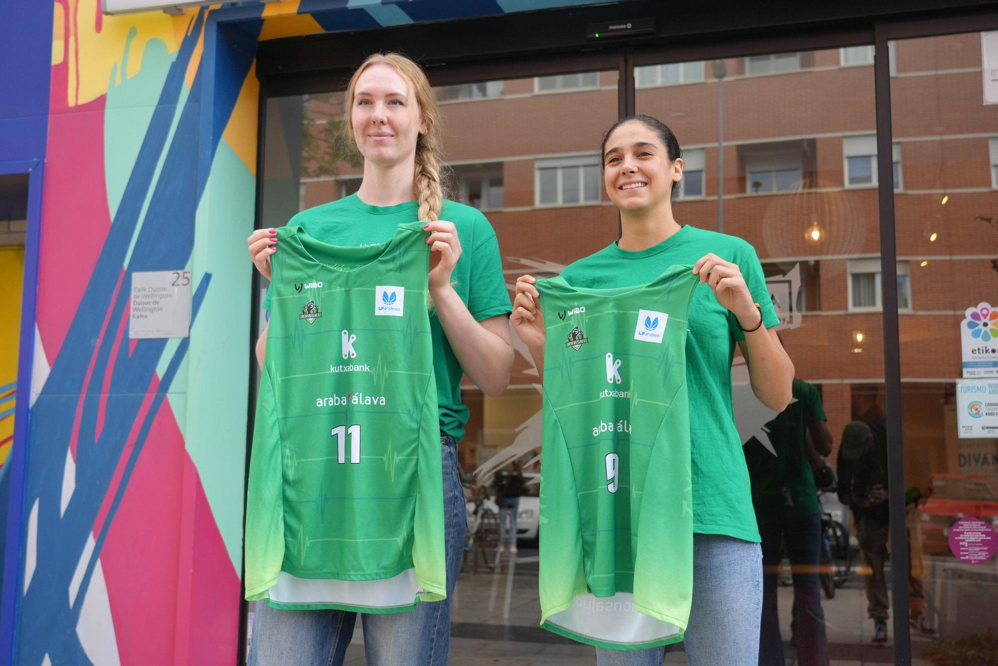 Presentación de Mireya Sanz y Quinn Dornstauder como jugadoras de Kutxabank Araski en los Apartamentos Divan