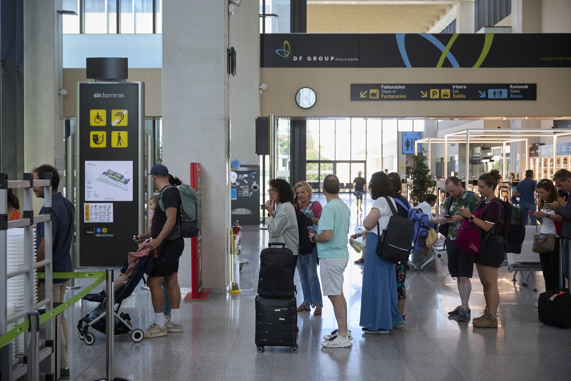 Fotos del inicio de las vacaciones de agosto en el aeropuerto de Noáin