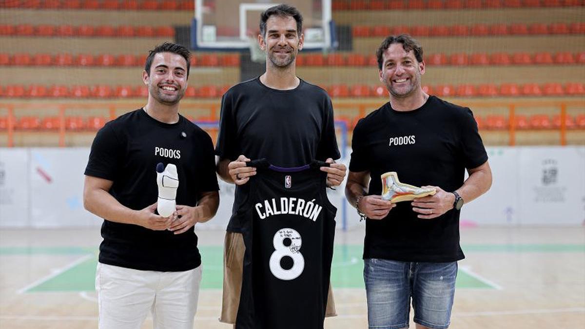 José Manuel Calderón junto a los fundadores de Podoks.