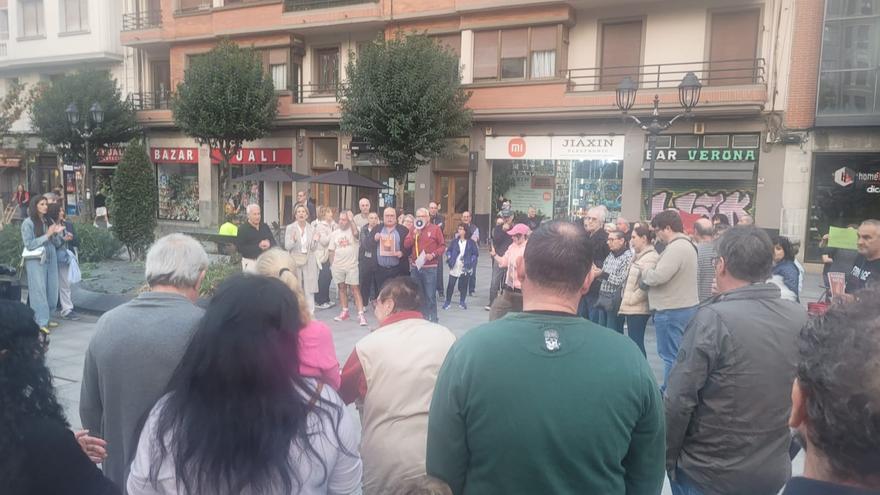 Los vecinos de Ametzola se concentran para mostrar su preocupación ante los incendios provocados