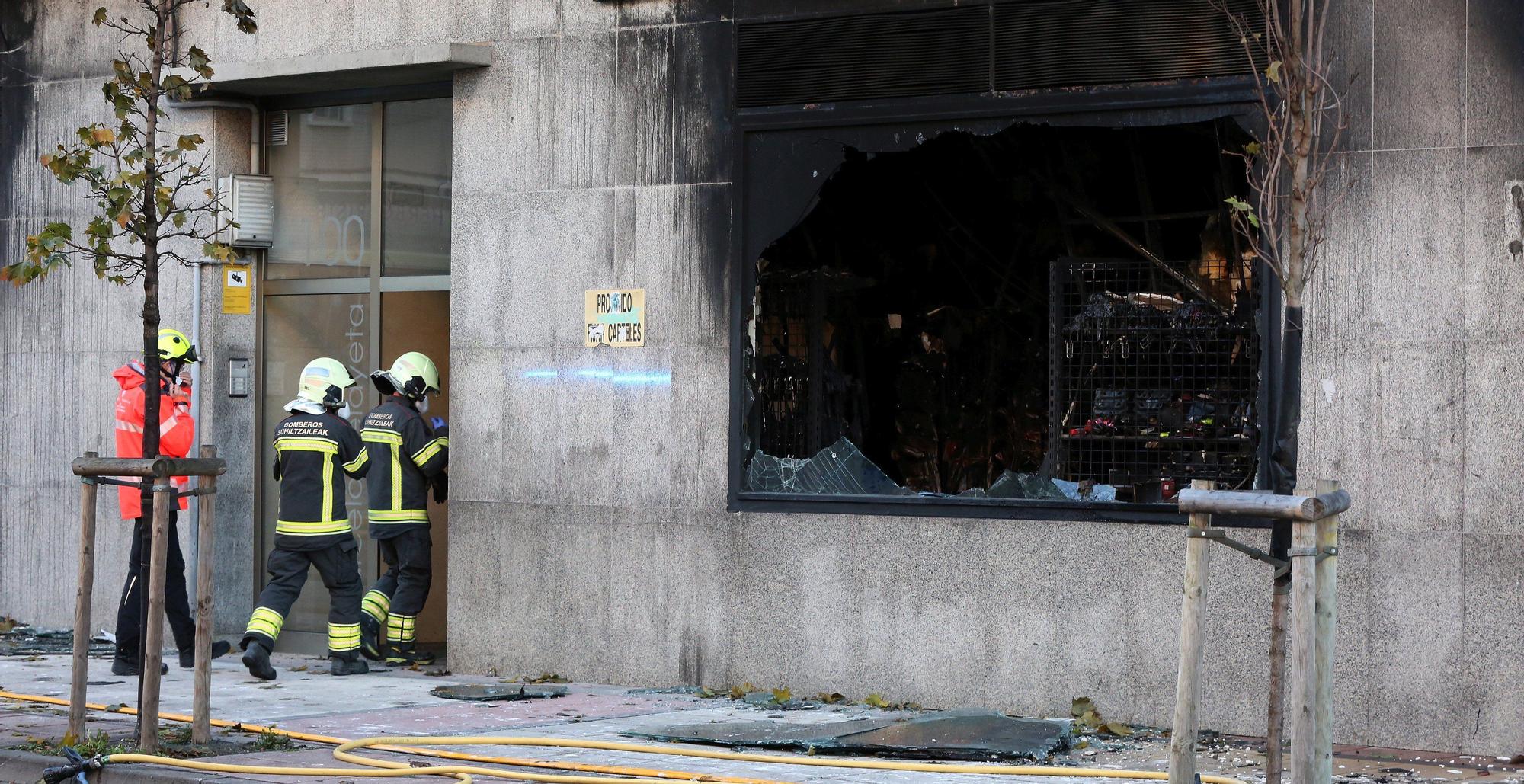 [FOTOS] Así ha quedado el bazar incendiado en la Rochapea
