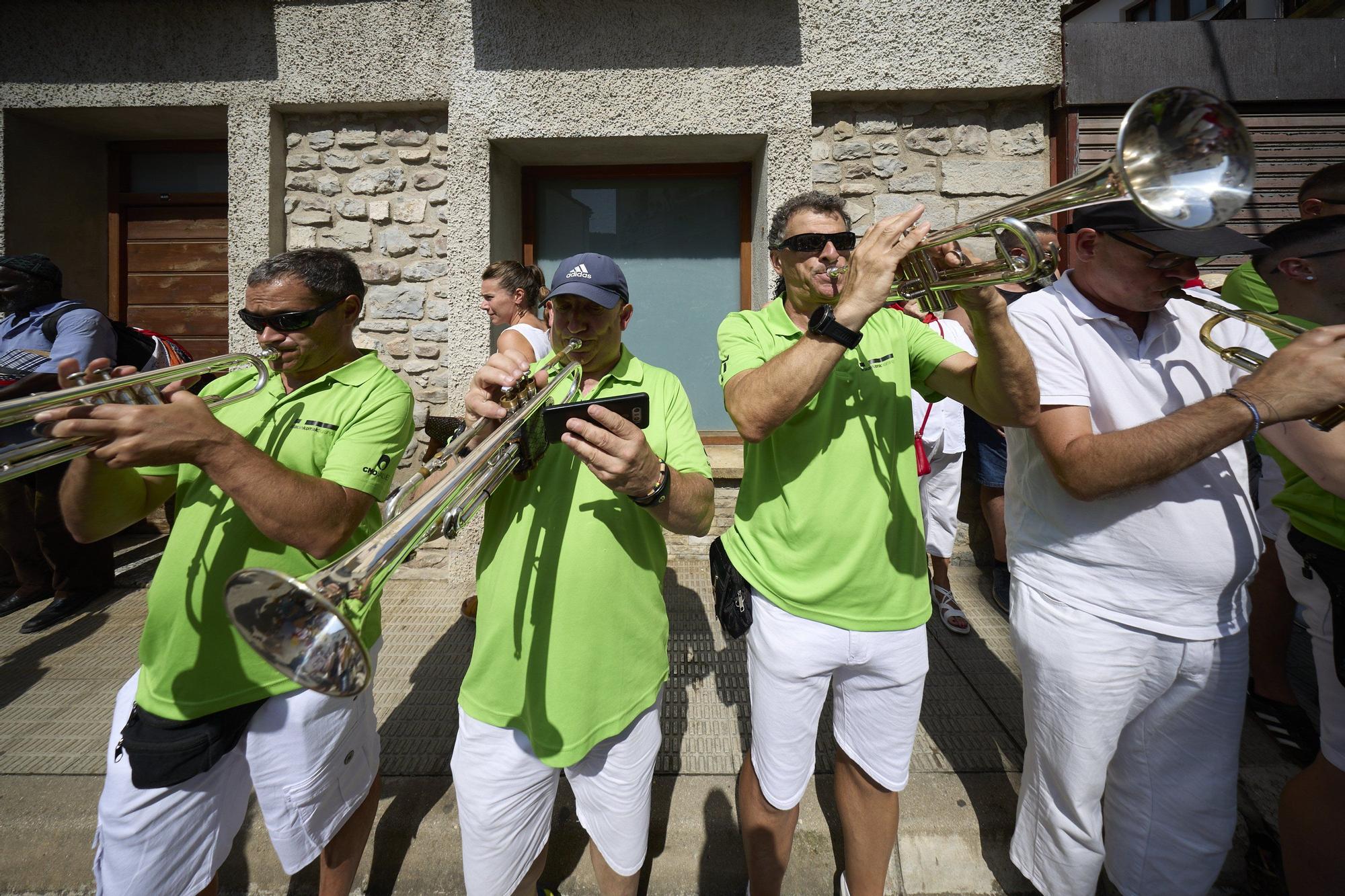 Fotos del chupinazo de fiestas de Aoiz 2025