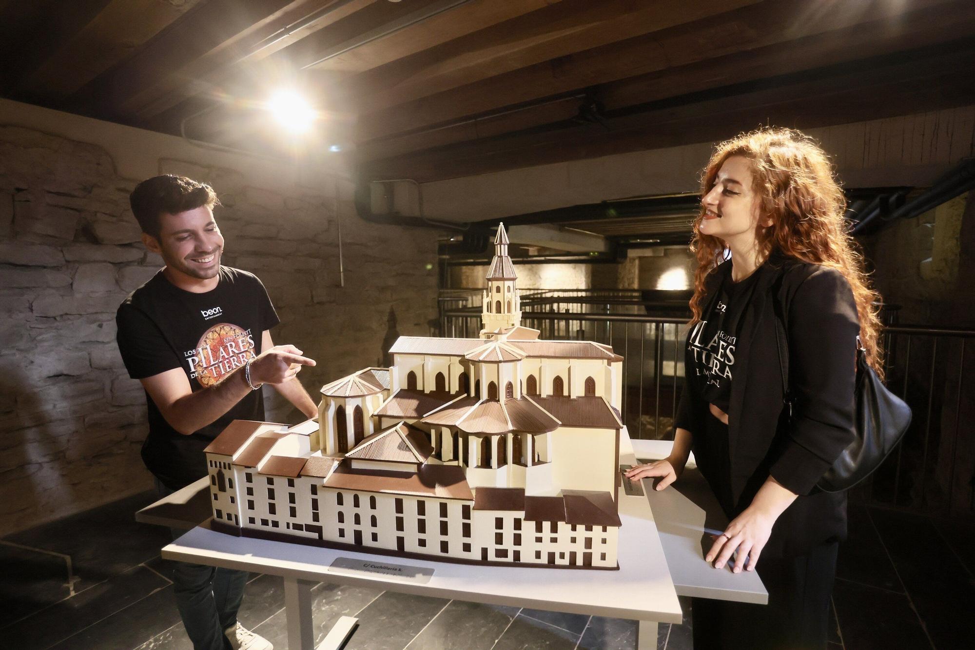 En imágenes: Parte del equipo de 'Los pilares de la Tierra, el musical' visita la Catedral Santa María de Vitoria-Gasteiz