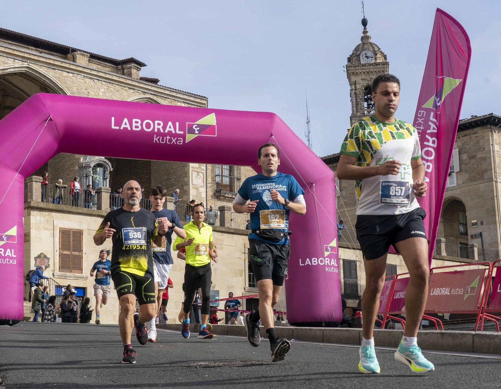 En imágenes: Un millar de corredores atraviesan la almendra