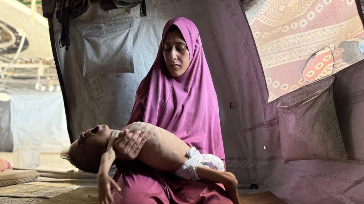 Hidaya al Mutauaq, con su hijo.