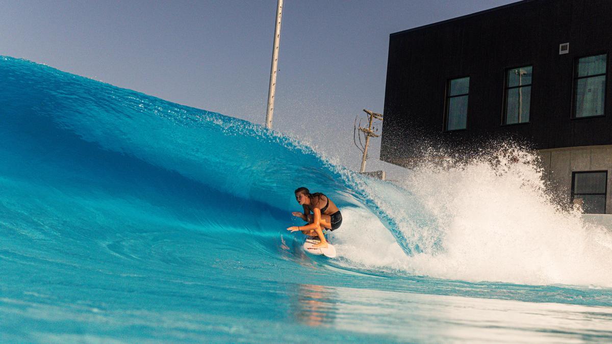 La surfista Bella Faircloth surfeando una ola de &#039;tubo&#039;