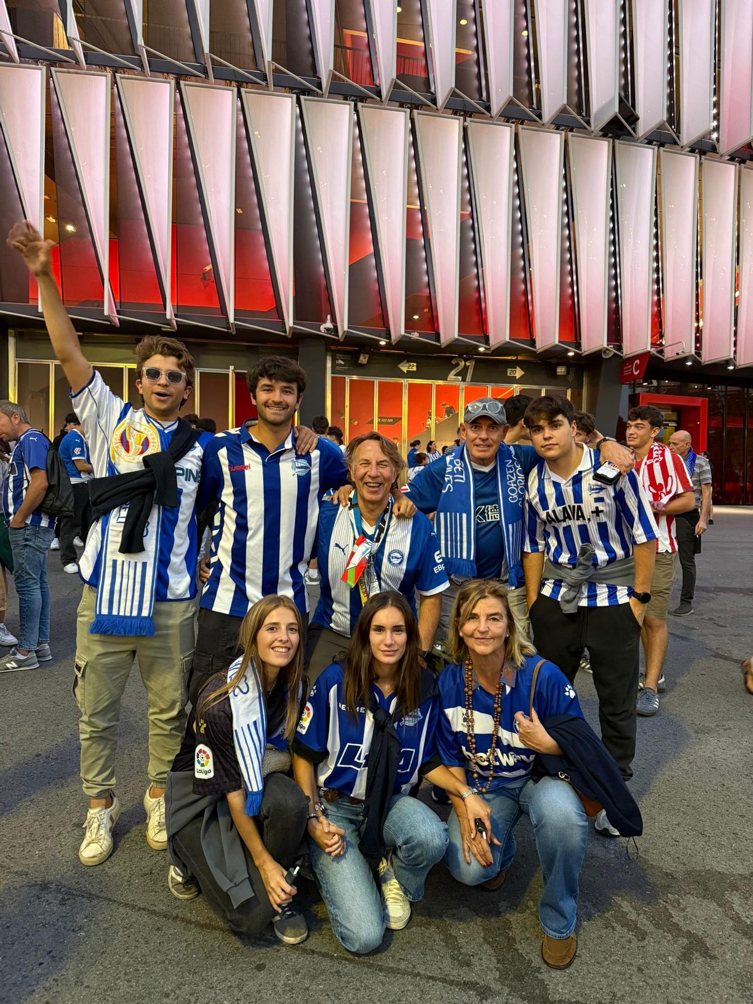 Penya Alabèscat, 10 años animando al Alavés en la distancia