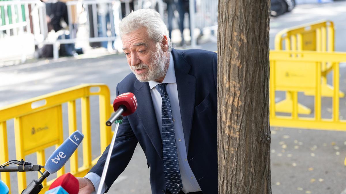 Miguel Ángel Rodríguez atiende a los medios en las inmediaciones del Tribunal Supremo.