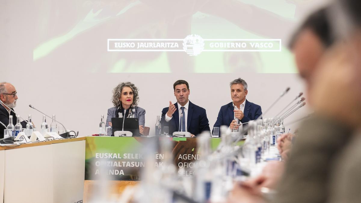El lehendakari, Imanol Pradales, reunido en el Palacio Euskaduna de Bilbao con los presidentes de las Federaciones Deportivas Vascas para presentarles su Agenda de Oficialidad de las Selecciones Vascas