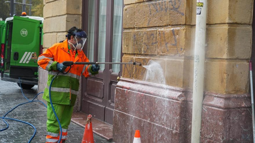 Continúan las labores de limpieza de la vandalización del Teatro Arriaga