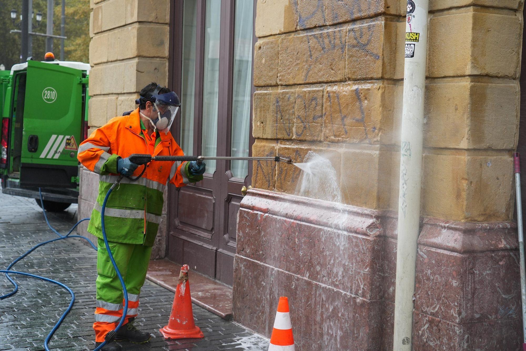 En imágenes: Comienzan a limpiar las pintadas del Teatro Arriaga