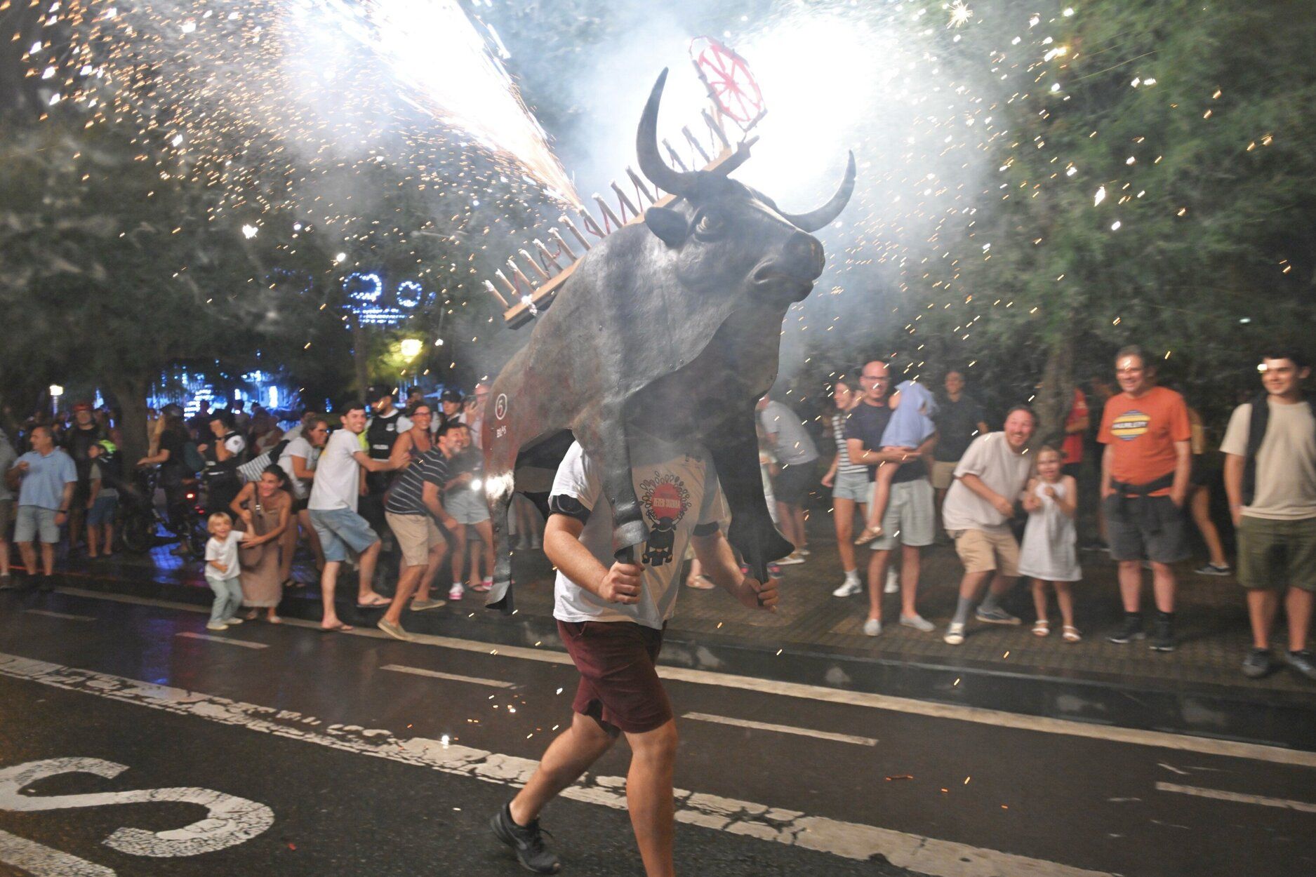 Los toros de fuego llenan de luz y color la noche de Donostia