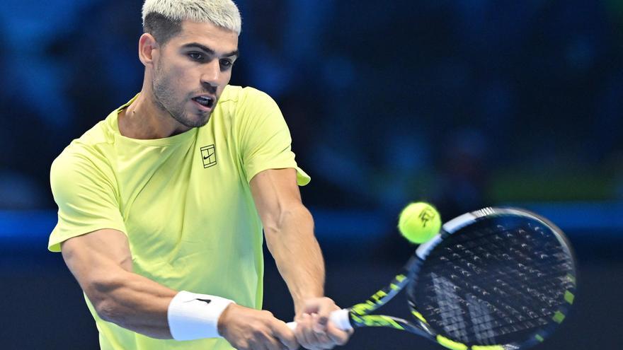 Alcaraz tumba a Fritz y se acerca a terminar el año como número uno