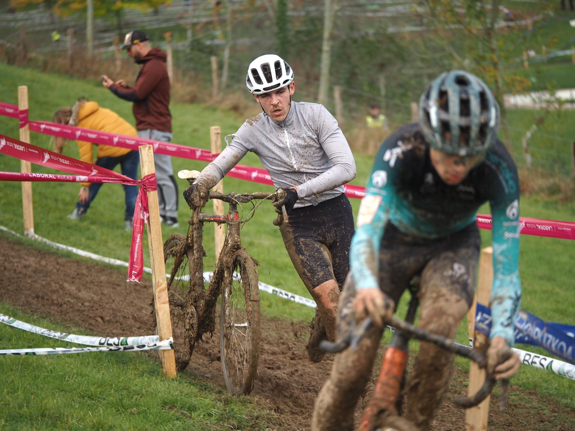 El barro se sumó al espectáculo de ciclocross en Elgoibar