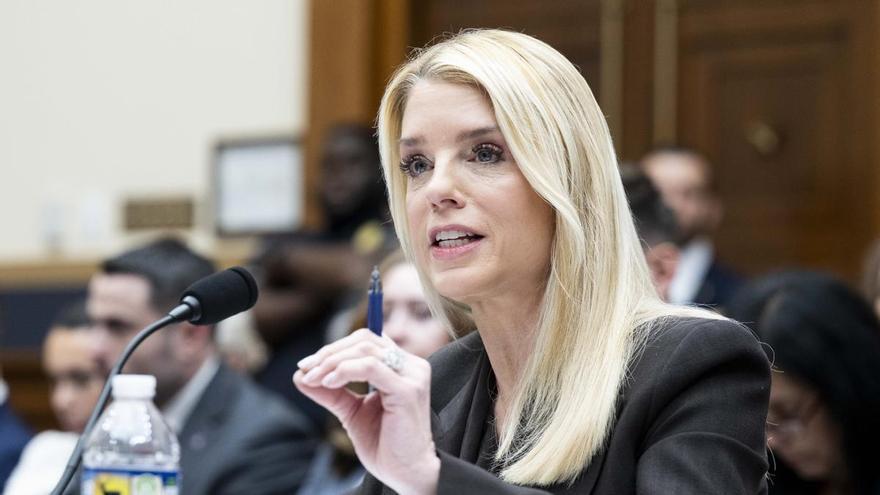 Trump destituye a la fiscal general de EE.UU., Pam Bondi