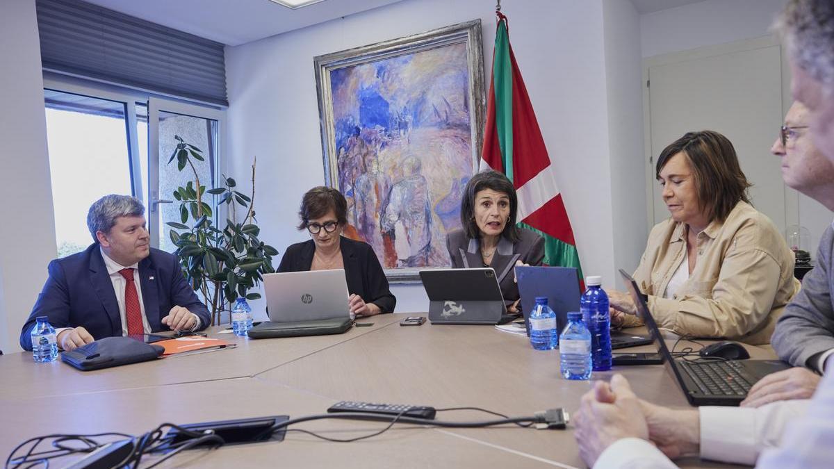 Nerea Melgosa, consejera en funciones de Igualdad, Justicia y Políticas Sociales, durante un reunión del grupo de trabajo