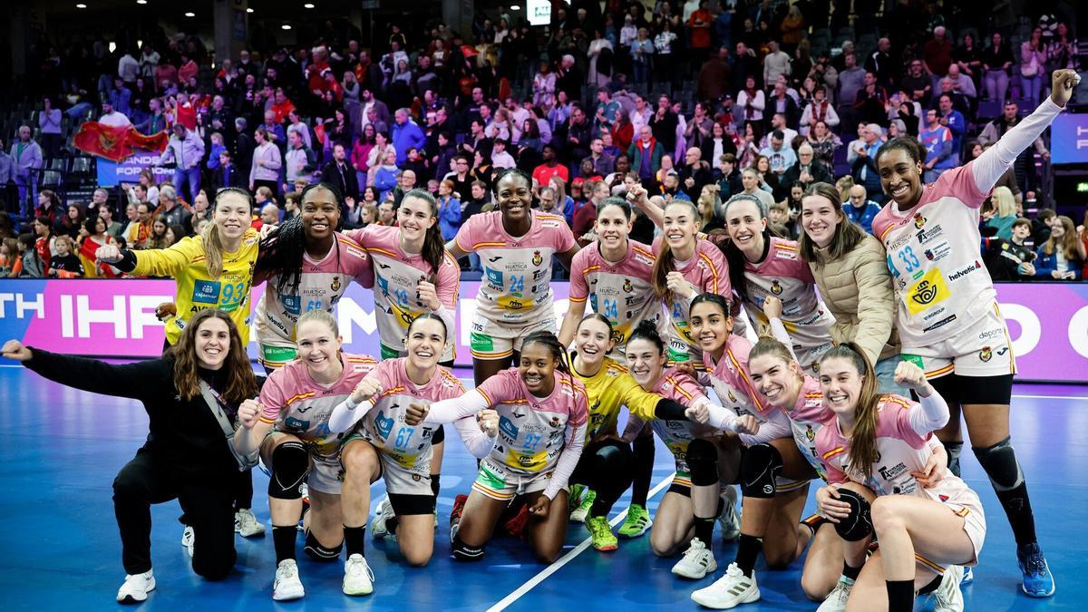 La selección femenina de balonmano durante el Mundial.