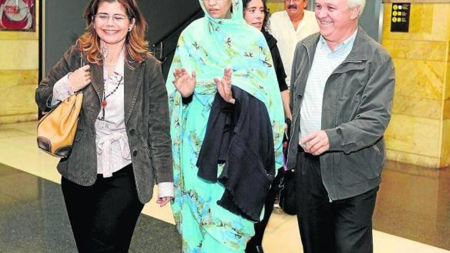 La activista saharaui Aminatu Haidar a su llegada al aeropuerto de Las Palmas.
