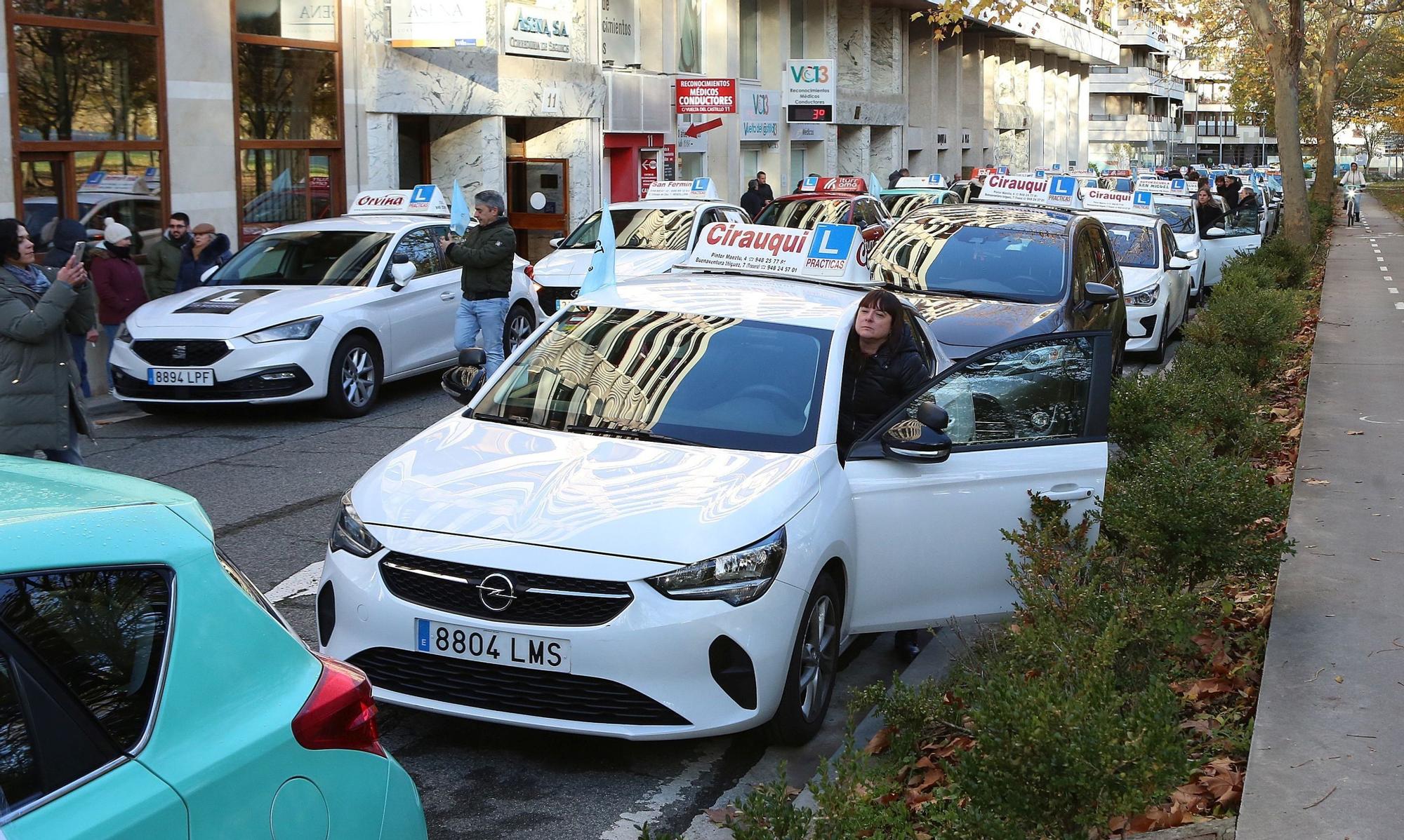 Fotos de la marcha de coches de autoescuelas en protesta por la falta de examinadores